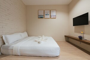 Junior Double or Twin Room | Desk, free WiFi