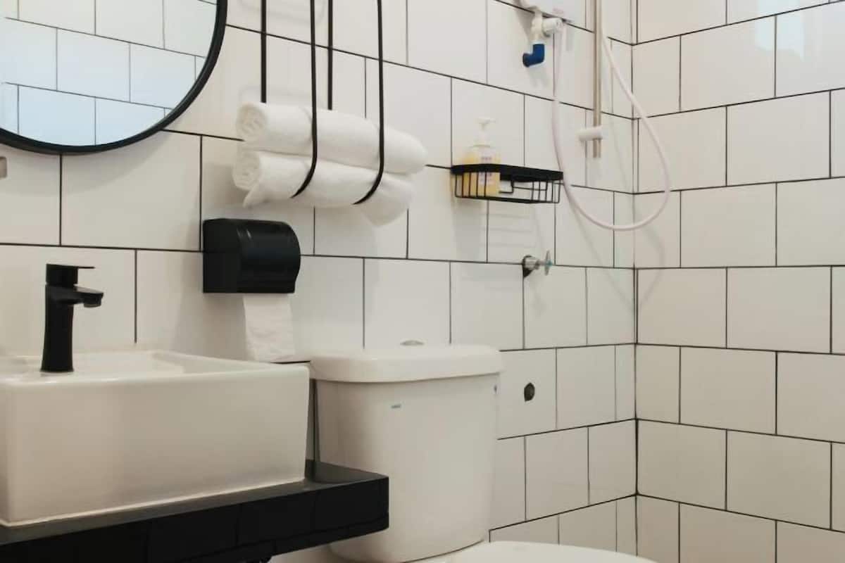Dusche, kostenlose Toilettenartikel, Haartrockner, Hausschuhe