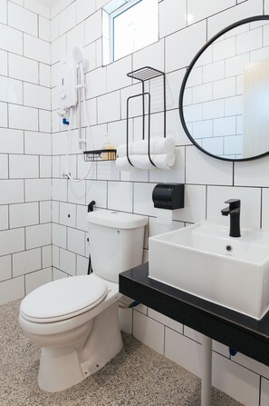 Doppelzimmer | Badezimmer | Dusche, kostenlose Toilettenartikel, Haartrockner, Hausschuhe