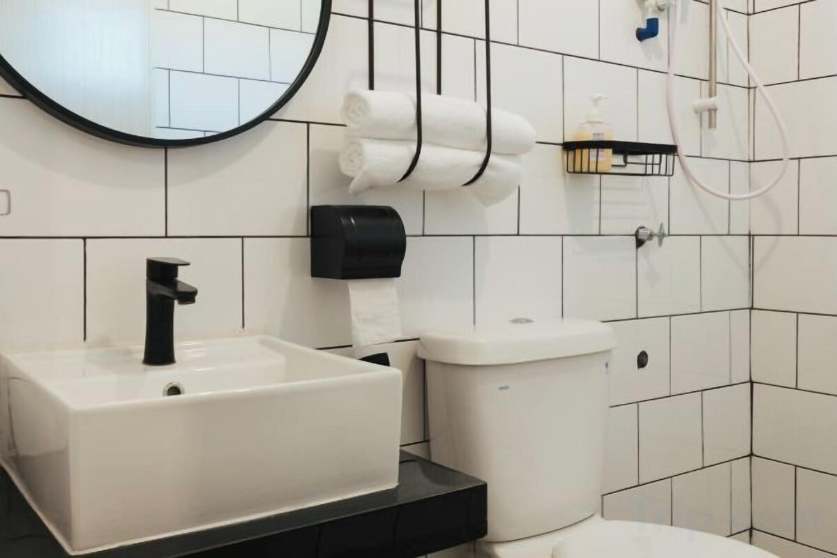 Dusche, kostenlose Toilettenartikel, Haartrockner, Hausschuhe