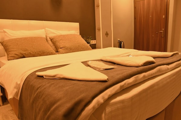 Standard Triple Room | In-room safe, blackout drapes, soundproofing, iron/ironing board - Boutique California Hotel (Istanbul)
