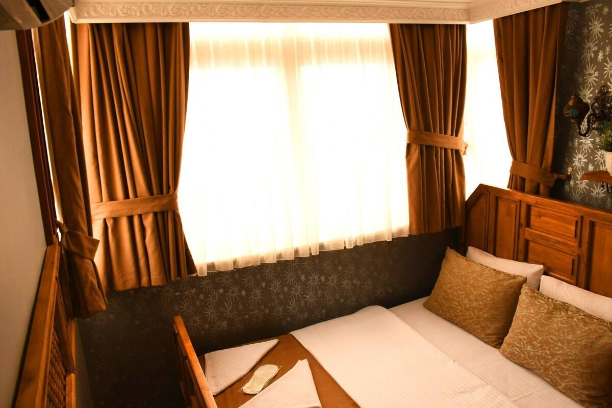 Junior Room | In-room safe, blackout drapes, soundproofing