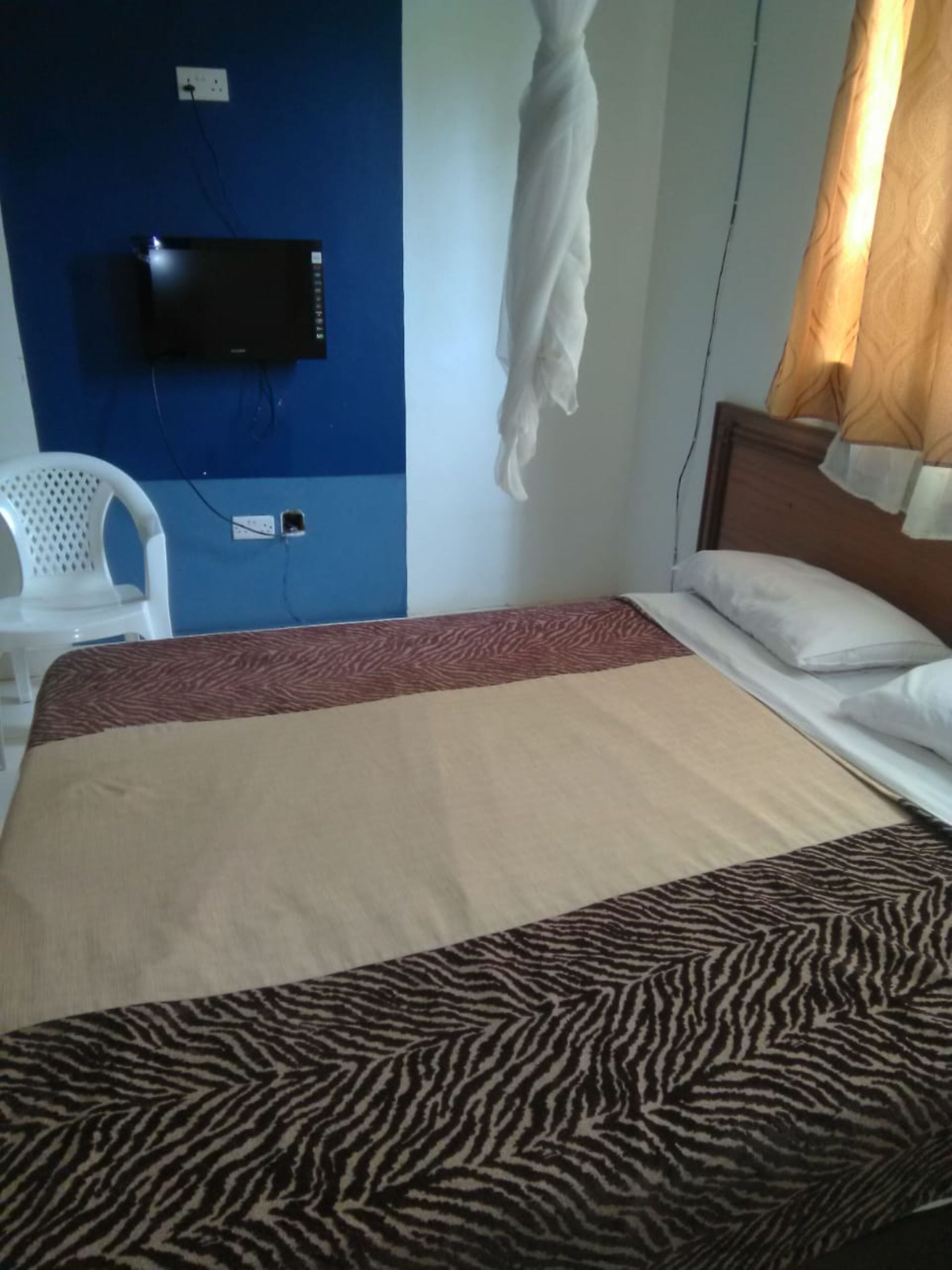 Desk, blackout drapes, free WiFi, bed sheets