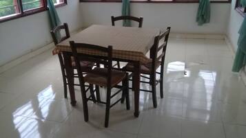 Sudah termasuk sarapan ala kontinental setiap hari