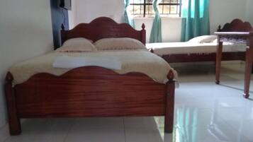 Meja kerja, tirai kedap cahaya, Wi-Fi gratis, dan seprai linen