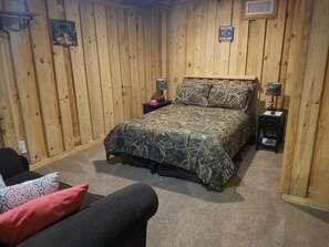 1 bedroom, iron/ironing board, free WiFi, bed sheets - Red Fern Lodge Room 5 (Statesboro)