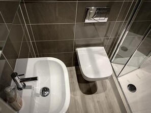 Studio | Badezimmer | Dusche, Handtücher, Shampoo