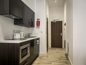 Studio | Dapur kecil pribadi | Lemari es, microwave, kompor, dan mesin pembuat kopi/teh