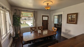 Dining - Jasper's Hideout: Historic home between Bryce Canyon and the Grand Staircase. (Cannonville)