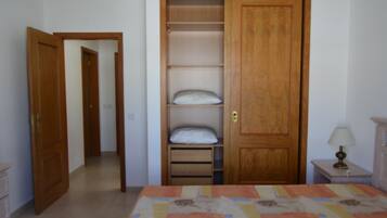 3 dormitorios, tabla de planchar con plancha, wifi gratis y ropa de cama