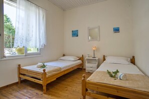 2 bedrooms, iron/ironing board, Internet, bed sheets