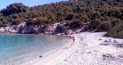 Ruhiger und traditioneller Antipaxos-Rückzugsort mit herrlichem Blick über den Strand von Agni