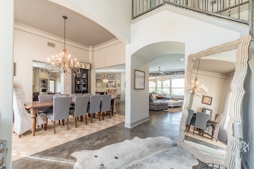 Luxury Lake Travis Waterfront River Retreat: Heated pool, yard, pool table