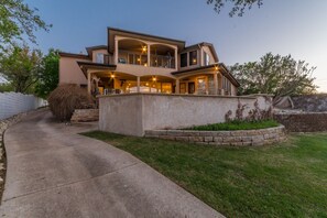 Exterior - Luxury Lake Travis Waterfront River Retreat: Heated pool, yard, pool table (Spicewood)