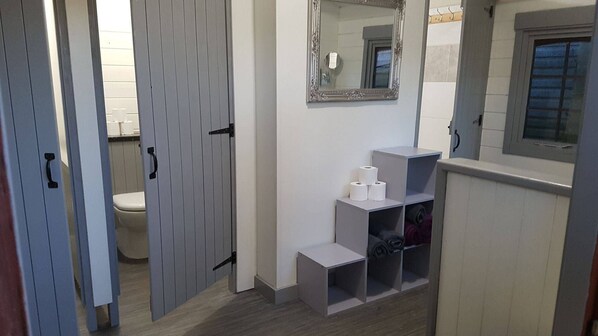 Bathroom - Roe Deer Fields (Chippenham)