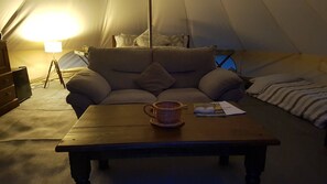 Luxury Tent | Free WiFi, bed sheets - Roe Deer Fields (Chippenham)