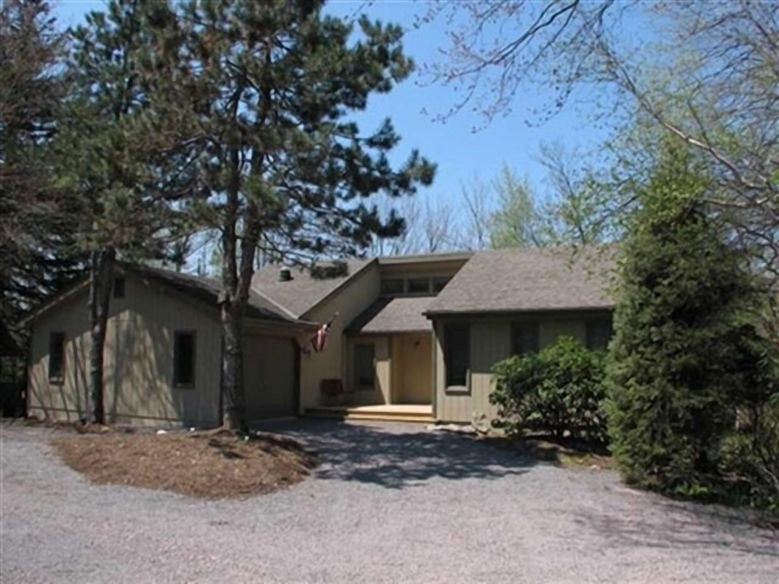 Lakefront! Large 5 bedroom home w/family room, sun room with decking to enjoy the view!