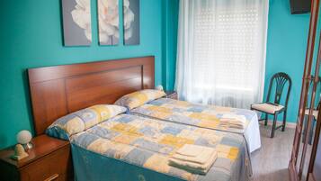 Habitación con 2 camas individuales, baño compartido | Ropa de cama hipoalergénica y decoración personalizada