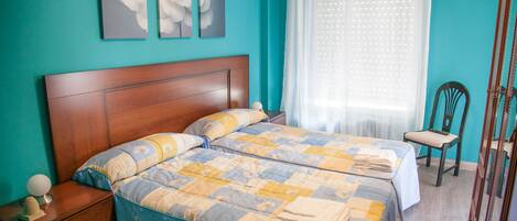 Kahden hengen huone (kaksi sänkyä), jaettu kylpyhuone | Allergiatestatut vuodevaatteet, yksilöllisesti sisustettu