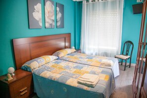 Twin kamer, gemeenschappelijke badkamer | Hypoallergeen beddengoed, individueel gedecoreerd