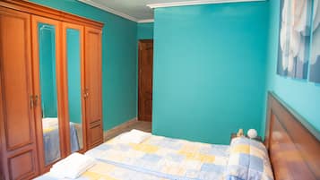 Twin Room, Shared Bathroom | Hypo-allergenic bedding, individually decorated, individually furnished