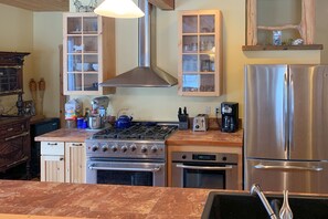 Geladeira, micro-ondas, fogão, cooktop