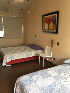 Superior Room | Hypo-allergenic bedding, down duvets, desk, laptop workspace - Hospedaje La Anita (Lima)