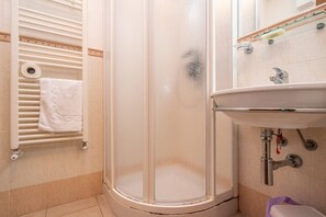 Dusche, Haartrockner, Bidet, Handtücher
