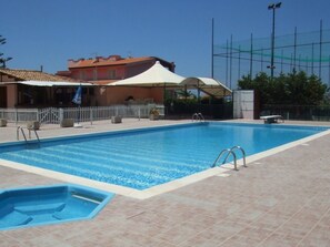 Piscine extérieure (ouverte en saison)