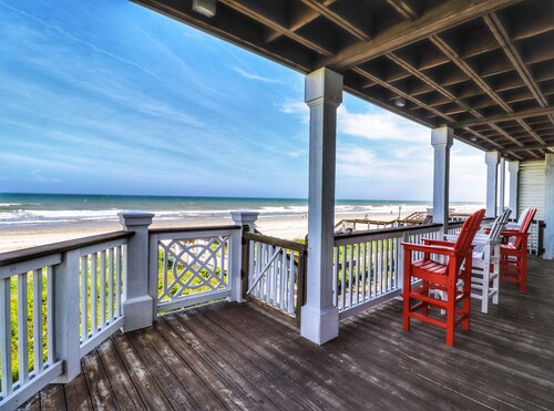 Beachfront oasis with unbeatable views. Just steps to the beach or town!