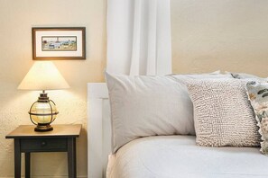 2 bedrooms, desk, iron/ironing board, travel cot - Meadowlark Apartment - 10 min to Denver, 1 hr to Mnts/skiing (Lakewood)