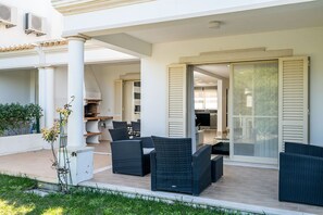 Terrace/patio - Modern house with pool, 600 m from the beach (Albufeira)