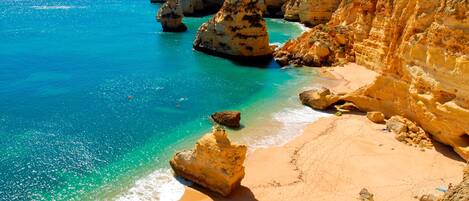 Beach nearby, sun-loungers, beach towels