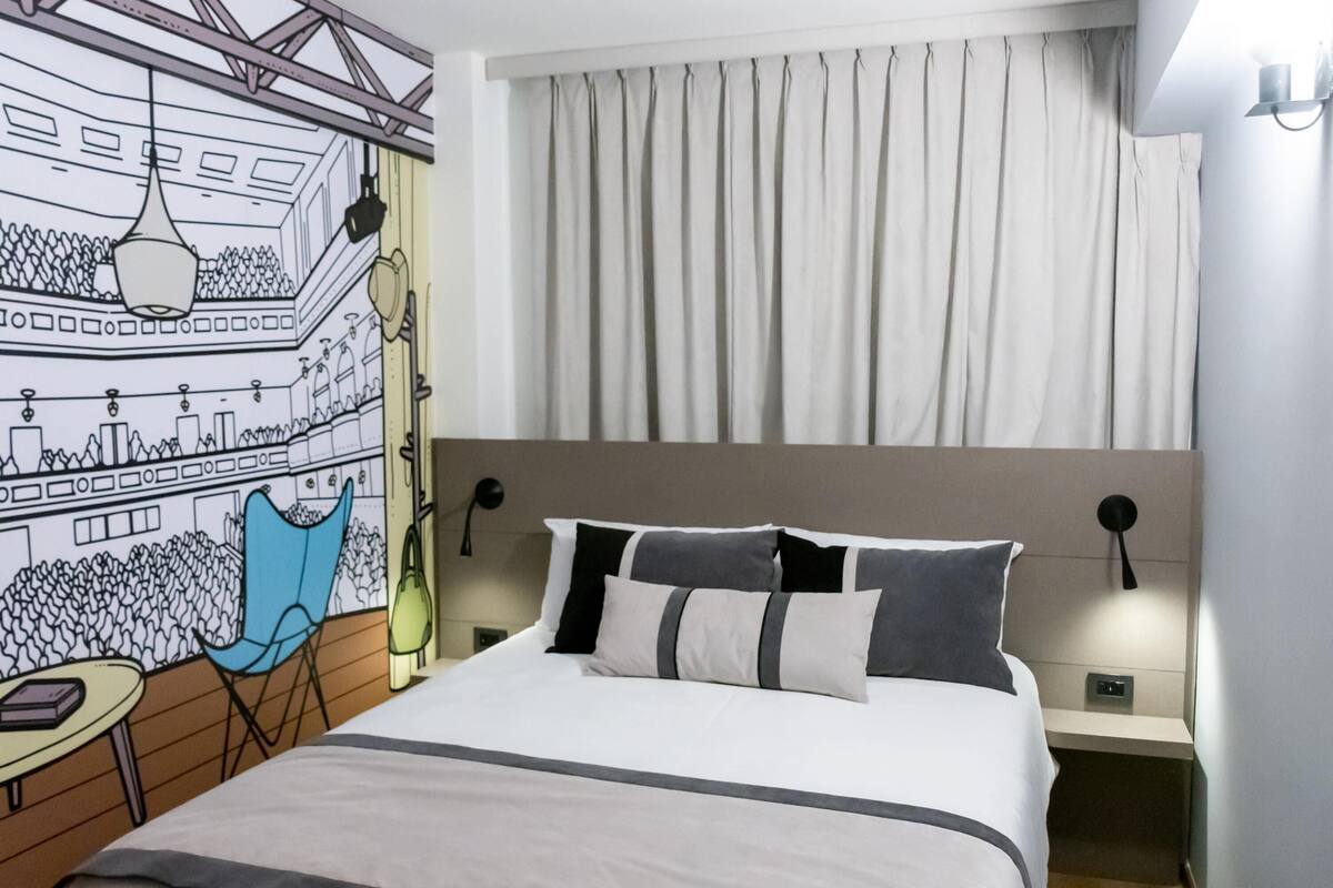 Hypo-allergenic bedding, in-room safe, laptop workspace, free WiFi