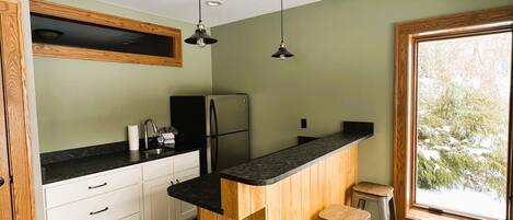 Coffee/tea maker, fridge, microwave, oven
