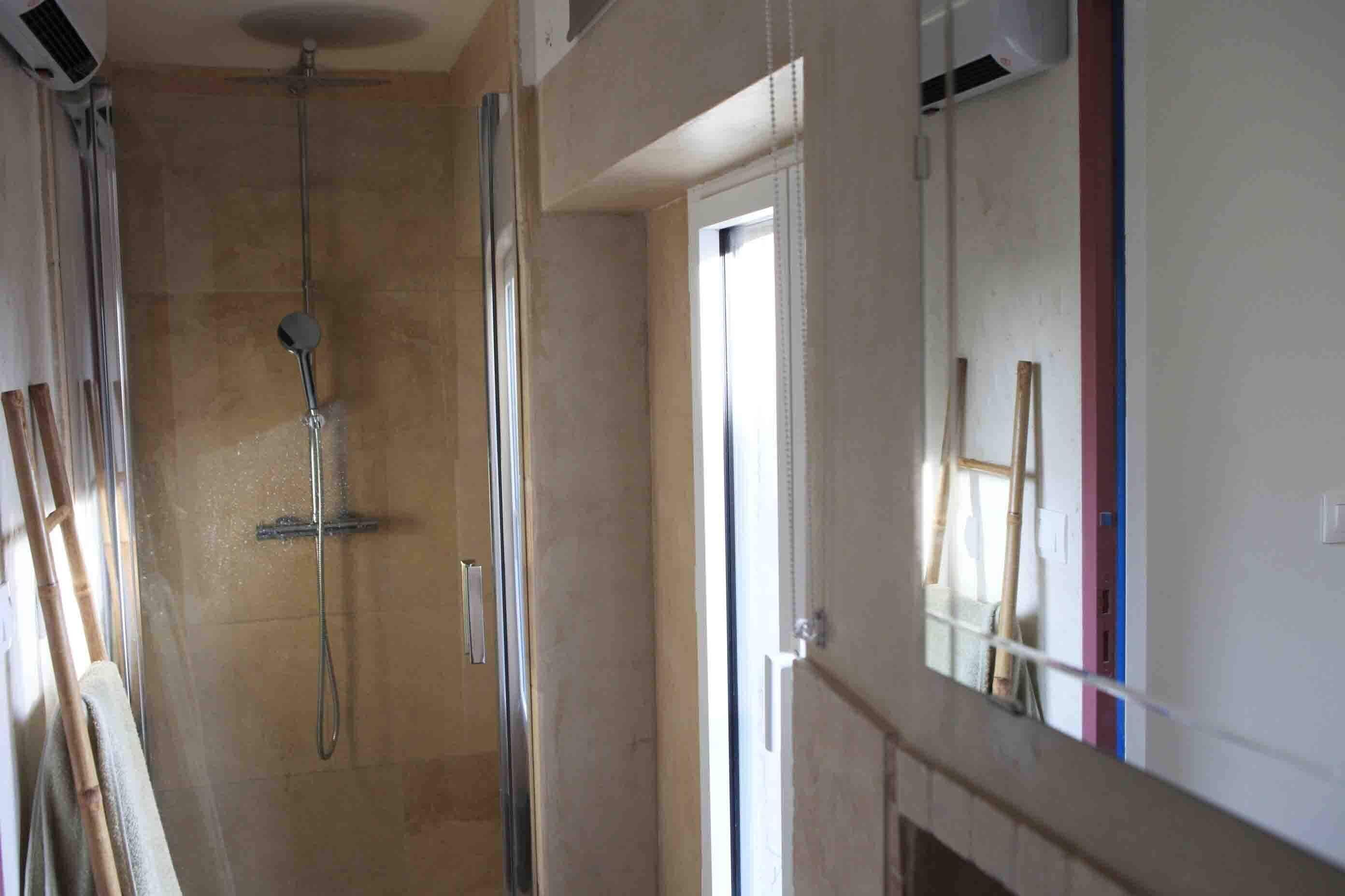 Douche, sèche-cheveux, serviettes fournies, papier toilette
