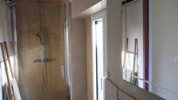 Douche, sĂšche-cheveux, serviettes fournies, papier toilette