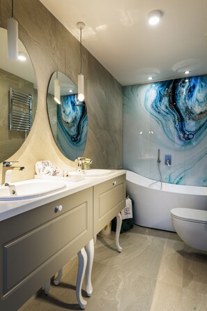 Deluxe Room | Bathroom | Designer toiletries, hair dryer, bathrobes, slippers - Gallery 37 Powered by ASTON (Plovdiv)