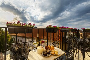 Deluxe Room | Balcony view - Gallery 37 Powered by ASTON (Plovdiv)