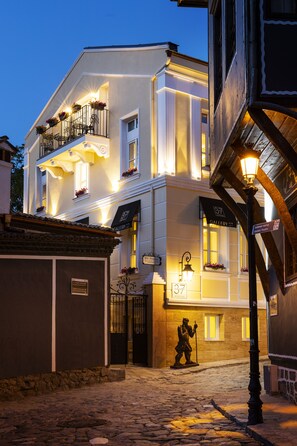 Front of property – evening/night - Gallery 37 Powered by ASTON (Plovdiv)