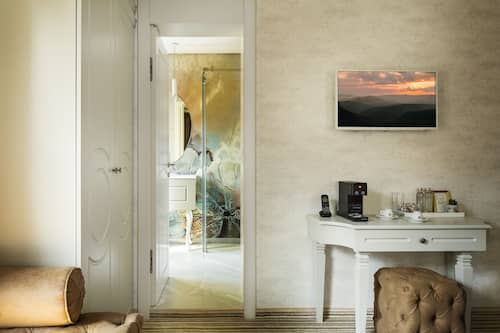 Roba de llit hipoal·lergògena, minibar i caixa forta a l'habitació