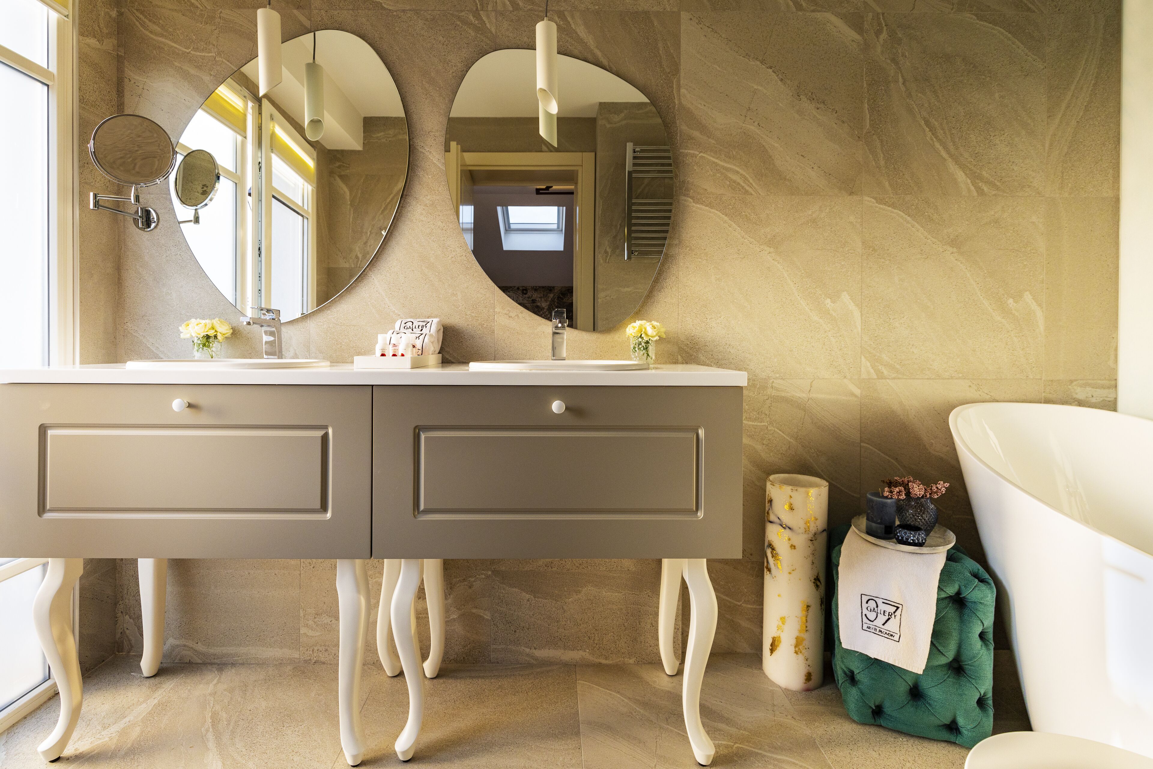 deluxe room | bathroom sink