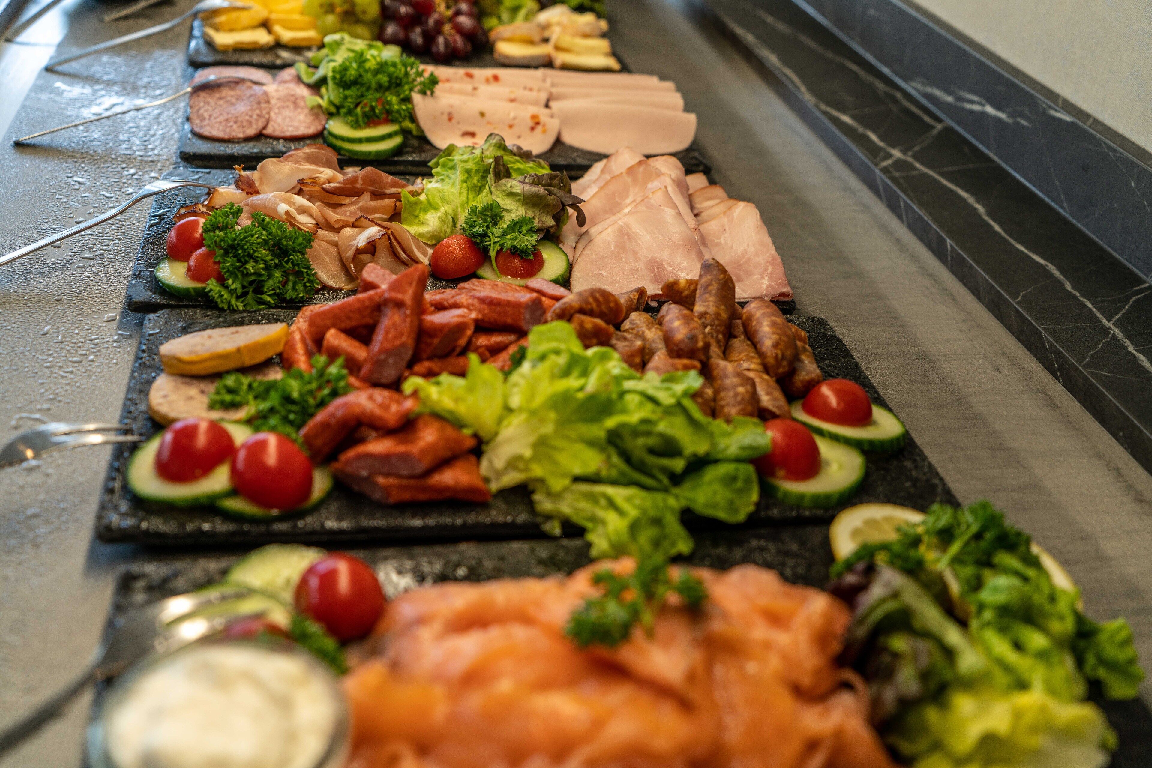 Ein Buffet mit verschiedenen Fleisch-, Käse- und Gemüsesorten.