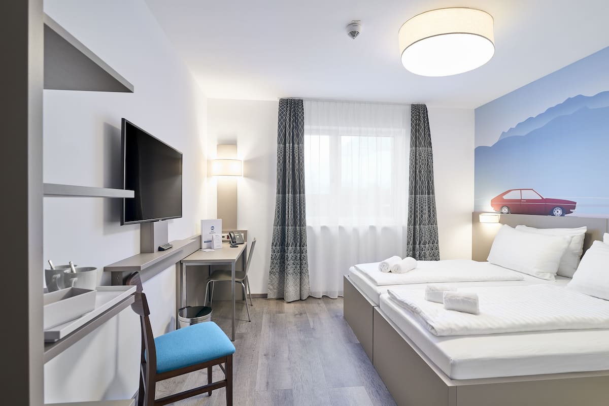 standard room, 1 double bed (converts to 2 twin beds) | 1 bedroom, in-room safe, blackout curtains, free wifi