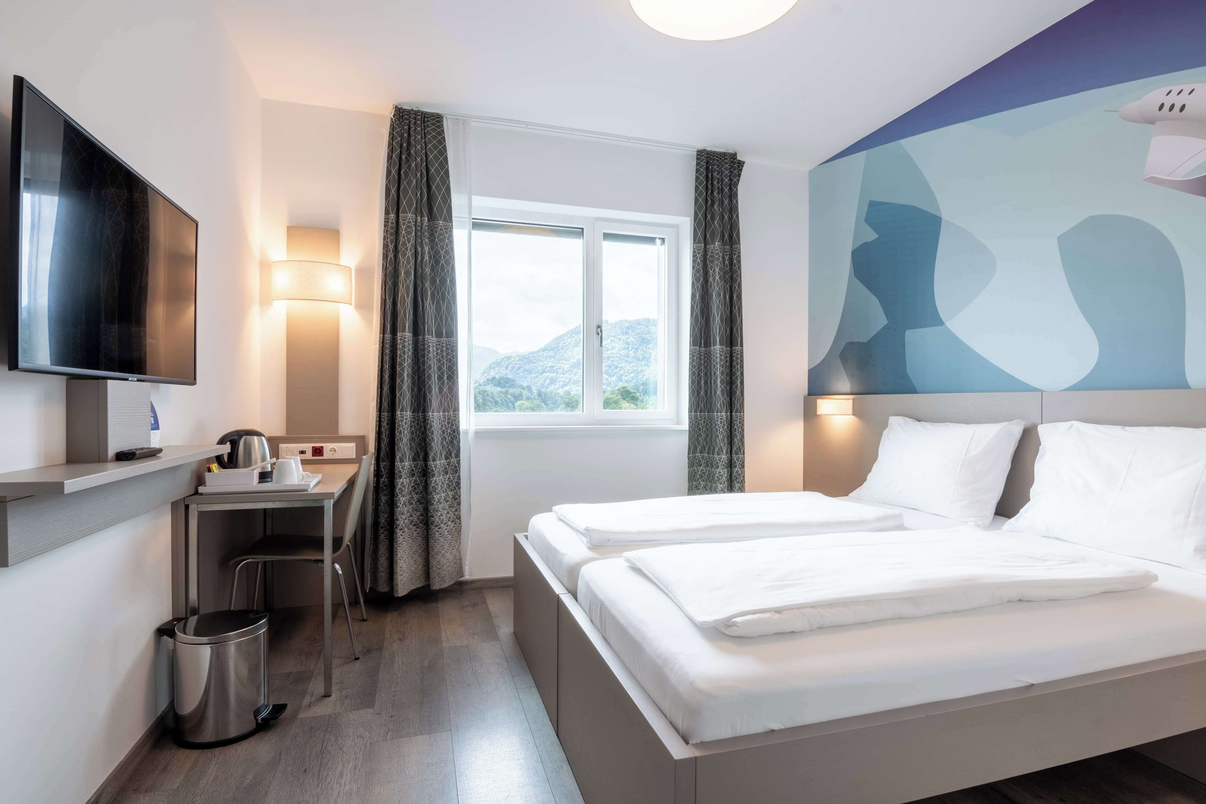 standard room, 1 double bed (converts to 2 twin beds) | 1 bedroom, in-room safe, blackout curtains, free wifi