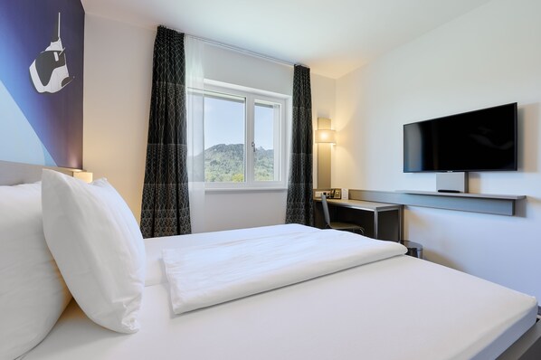 Zimmersafe, Verdunkelungsvorhänge, kostenloses WLAN, Bettwäsche