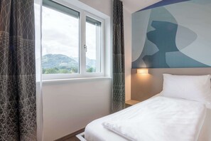 Standardzimmer, 1 Doppelbett (Converts to 2 Twin Beds) | Zimmersafe, Verdunkelungsvorhänge, kostenloses WLAN, Bettwäsche