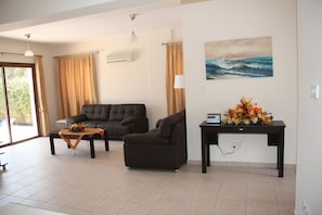 TV, lettore DVD, libri, impianto stereo