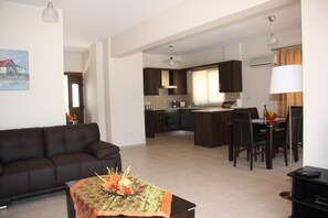 TV, lettore DVD, libri, impianto stereo