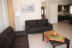 TV, lettore DVD, libri, impianto stereo